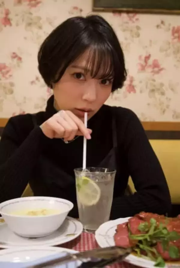 「めちゃくちゃ風貌変わっててビビった」〝全身タトゥー〟海辺のキャミ姿の元NMB48・木下百花が話題「あなたをもっと知りたい」の声