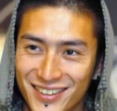 「OKなの？」路上でスケートボード…49歳伊勢谷友介の〝滑走姿〟に様々な反応「かっけ〜」「若々しい」