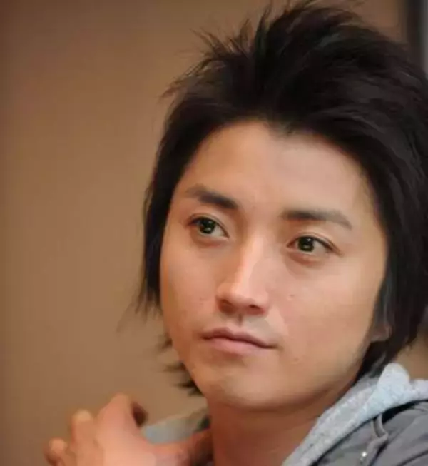 「全然老けないじゃないか」藤原竜也〝43歳の爆笑〟近況ショットが話題「バトロワの時から見た目変わってない」