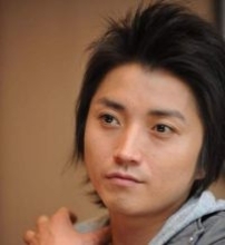 「全然老けないじゃないか」藤原竜也〝43歳の爆笑〟近況ショットが話題「バトロワの時から見た目変わってない」