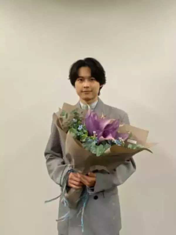 「え⁉」「急に流れてきてびっくり…」SixTONES松村北斗〝18歳差〟年上女優と〝バックハグ〟ショットに「ねえやばい」「ドキドキ止まらない」の声