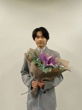 「え⁉」「急に流れてきてびっくり…」SixTONES松村北斗〝18歳差〟年上女優と〝バックハグ〟ショットに「ねえやばい」「ドキドキ止まらない」の声