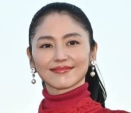 元日に電撃婚発表！人が行き交う中で〝テンション爆上がり〟長澤まさみの姿にファン感激「ダー子の笑顔♡」「楽しそう」「目がいくわー」