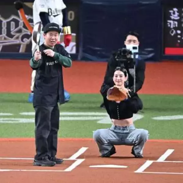 表はへそ出し、背面はもっと大胆…「凄い逸材が登場した」元プロの速球を見事キャッチ、青野楓の始球式に騒然「ただもんじゃ無い」「この画角は新鮮」「くびれがたまらん」