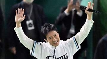 「言えないよ」ショットの郷ひろみに「70歳には見えない」「シックでオシャレな大人の色気」「ポーズ可愛すぎ」「まだまだいけますね」の声