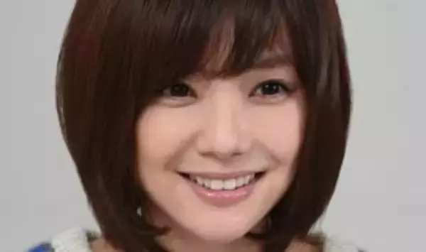 倉科カナ〝ピチピチ白T〟姿で胸を張って…「逮捕しちゃうぞってやつですか」「やばい、、、魅力的すぎる、、」ドラマオフショットに反響