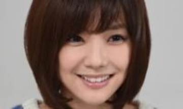 倉科カナ〝ピチピチ白T〟姿で胸を張って…「逮捕しちゃうぞってやつですか」「やばい、、、魅力的すぎる、、」ドラマオフショットに反響