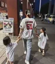 「奥様お顔小さくて…」夫は首位打者、23歳モデル〝マツダスタジアムで夫婦ショット〟に「仲良しなお2人微笑ましい」「応援してます」の声