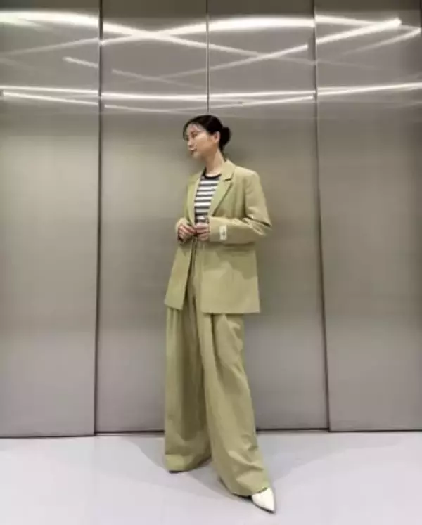 「誰？」「いつもと違う…」電撃婚から4年！朝日奈央〝雰囲気一変〟巻き髪ショットに「ビックリ」「似合う」「顔が小さすぎてスタイル良すぎて…」と反響