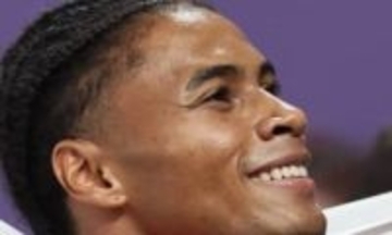 「海外のモデルさんだと…」陸上の中島佑気ジョセフ〝雰囲気ガラリ〟黒レザーのモデルショットに反響「カッコ良すぎます」「アスリートだけどモデル」