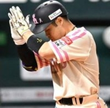 ソフトバンク近藤健介、急死した兄へ捧げる涙の一発　先制8号2ラン放った直後に目潤ませる