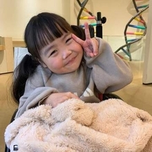 5歳で側弯症の手術⇒下半身マヒに…9歳・りおなちゃん〝自宅でリハビリ〟に応援の声「凄い‼別人のように歩けてる」「家族の声援励みになるよね」