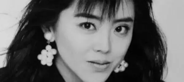 「Wow!!!」「モテモテですねっ」3年前に8歳下と3度目結婚…熊谷真実〝雰囲気一変〟姿に「若い」「生まれ持った財産」「まだまだいけてます」