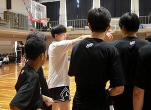 「限界みたいなものを、今の時点では決めないで」Bリーガーらが中学生を直接指導　バスケ強豪・福岡大大濠高での特別合宿に30人