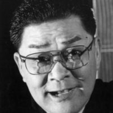 祖父はピアノCMで社会現象、2年前逝去のコメディ俳優...26歳俳優〝街角ショット〟に注目「美しい」「イケメン」「穏やかさが際立ってます」