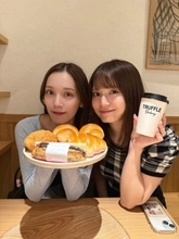 「世界の都丸姉妹ウヒョ〜」姉妹で表紙〝強烈〟水着ショットに反響「たまらんです」「激アツすぎ」