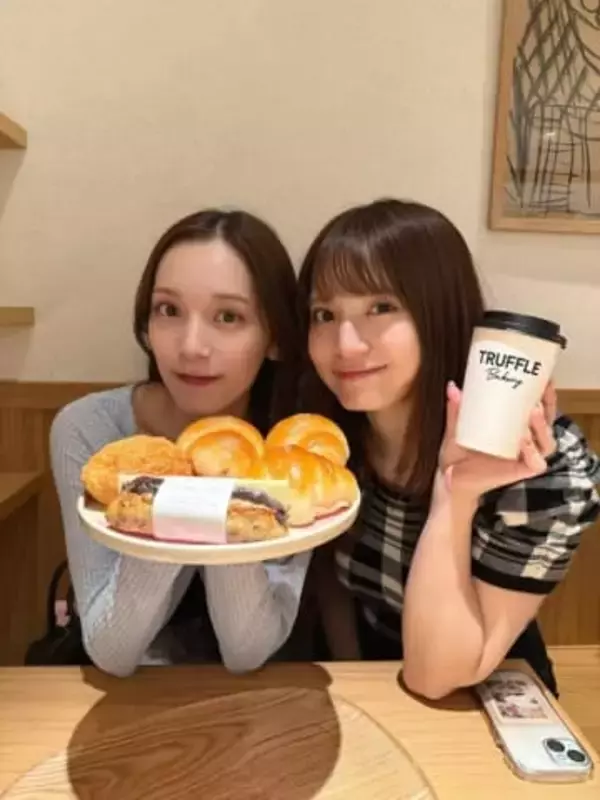 「世界の都丸姉妹ウヒョ〜」姉妹で表紙〝強烈〟水着ショットに反響「たまらんです」「激アツすぎ」