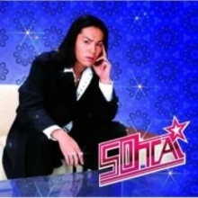 「寒くない？？」〝胸元ザックリ〟50TAの〝ド派手瞑想〟姿が話題「相変わらず良いV」「決まってる」「新しい仏像さん」