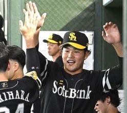 不安顔から喜び爆発　ソフトバンク山本恵大、右翼ポール際への今季1号ソロ本塁打　ファウル判定もリプレー検証で覆る