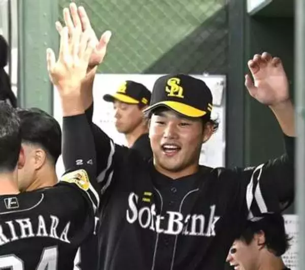 不安顔から喜び爆発　ソフトバンク山本恵大、右翼ポール際への今季1号ソロ本塁打　ファウル判定もリプレー検証で覆る