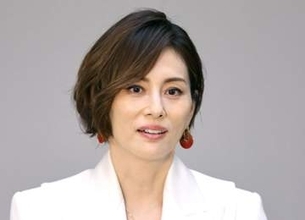 「50代ですごい」米倉涼子〝大開脚ショット〟に反響続々「思わず魅入って」「どこを切り取ってもカッコ良すぎ」