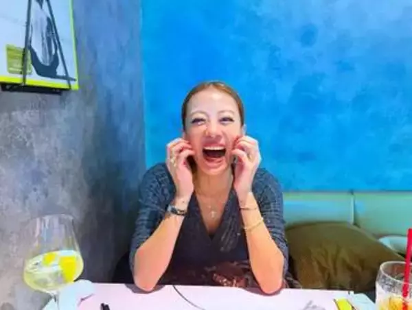 第2子出産から4年...プールサイドで優雅にシャンパン〝元女優母と2ショット〟公開のあびる優に反響「もう40歳なの」