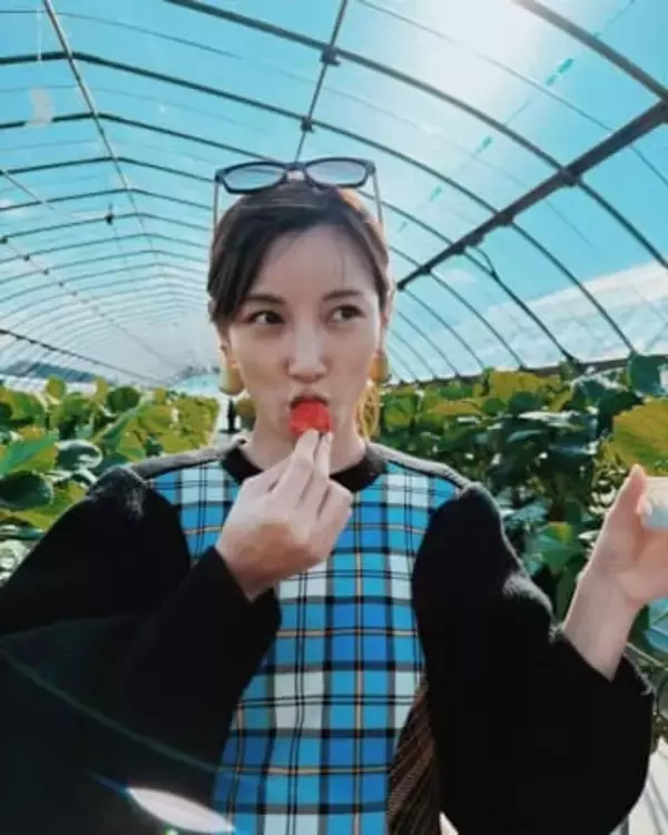 加藤あい〝43歳ヒザ出し〟ミニショット「ますます素敵」「メンズ、めっちゃ決まってます」