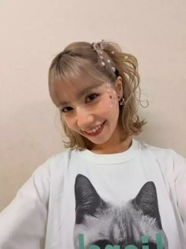 「おしゃれすぎるトイレ」で〝ピタピタ斜め掛け〟自撮り！女性芸人りなぴっぴに「たまらんなぁ」「完全に目を奪われました」