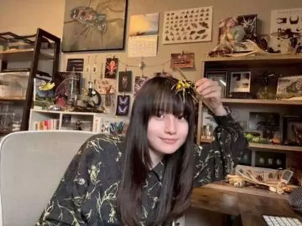 「大丈夫なんですか?!」ゴキブリを手に乗せ…21歳〝虫好き〟女優片田陽依の衝撃ショット「なぜそこまで？」「勉強になります」