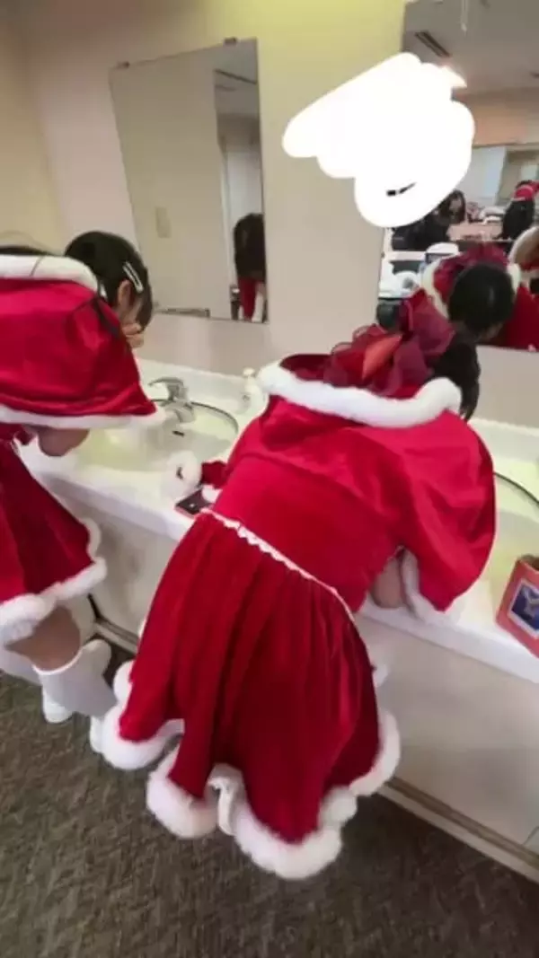 「嘘だろ…」〝楽屋の水道水〟がぶ飲み…新人アイドルグループに「ガチ!?」「いやいやいや」「コップがないから手で…」の声