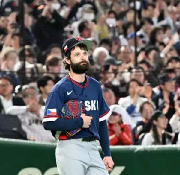 「全ての選手の夢、4万人超えの球場で…」有終の代表引退試合　涙のチェコ代表サトリアを指揮官がねぎらい【WBC】