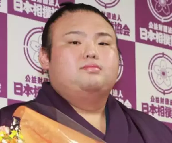 40キロ減の激ヤセが話題の貴景勝...スーツ姿でほほ笑む近影が話題に「現役時代と変わりすぎて」「ずいぶんイメチェンに」「若々しくなったよ」