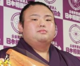 40キロ減の激ヤセが話題の貴景勝...スーツ姿でほほ笑む近影が話題に「現役時代と変わりすぎて」「ずいぶんイメチェンに」「若々しくなったよ」