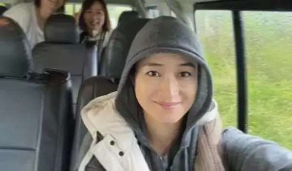 「背筋がぴ～ん！」3児の母、小雪〝すっぴん私服〟姿に「結婚、出産してからも変わらず」「しなやかな人」