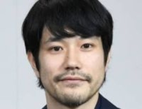 「色っぽい」松山ケンイチ、俳優仲間へ誕プレ〝異性化した僕〟画像に「誘惑されないでね」「めんこい」「メロメロかも」の声