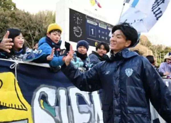学生ボランチが衝撃のデビュー弾！　アビスパ福岡サポーターの「ココロ」動かした前田快　「あいつよりインパクトを」と意識した相手ボランチの存在