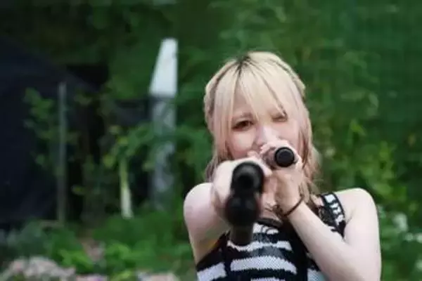 客席でおもちゃの銃を「乱射」　松隈ケンタプロデュースの4人組　雨中のどんたくで大暴れ