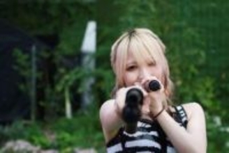 客席でおもちゃの銃を「乱射」　松隈ケンタプロデュースの4人組　雨中のどんたくで大暴れ