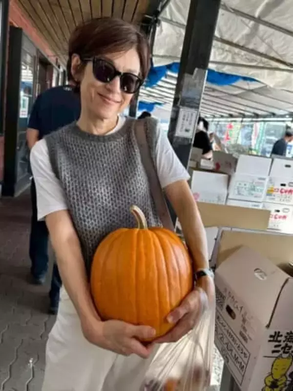 〝うま年〟鈴木保奈美「10代が甦る」教室ショットに「若々しい雰囲気。学生です」「生徒より先生の方」「雰囲気が良くマッチするね」