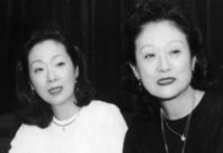 「ギャルピース！ナウい！」日本の歌をうたい続け40年…安田祥子＆由紀さおり〝84歳と79歳の姉妹〟近影に反響「ていあららる～♪」「お元気そうで嬉しいです！！」