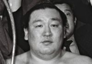 「青?!坊主?!」祖父は横綱・三重ノ海…身長190センチ・嵐翔真〝激変〟姿に「別人ですね」「大変身しすぎ」「びっくりした頭の形まで…」の声