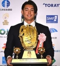「またここに戻ってこれるように」初受賞の西武・西川愛也、緊張の面持ちで連続受賞誓う　チームの外野手では秋山翔吾以来【三井ゴールデン・グラブ賞】