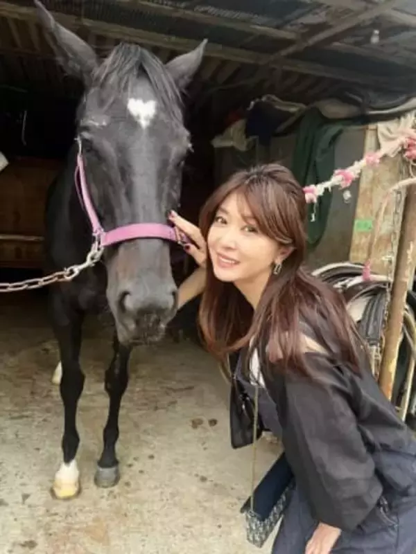 「昔ウイイレで」「世界一使用されたFW」矢部美穂・夫騎乗の馬に〝あの名選手〟の名前！「サッカーファンだったのか...」「ウイイレ最強瞬足ウイング」反応続々