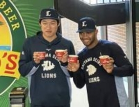 西武が新スタジアムグルメを紹介　E・ラミレス「すごい！めっちゃベーコンとウインナーが美味しかった」