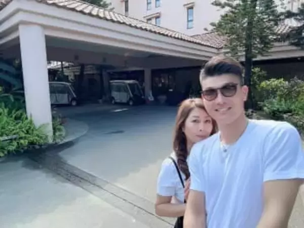 同級生の母と結婚！21歳差夫婦〝新婚さんいらっしゃい再登場〟報告ショットに「素敵～大好きなカップル」「微笑ましすぎる」の声