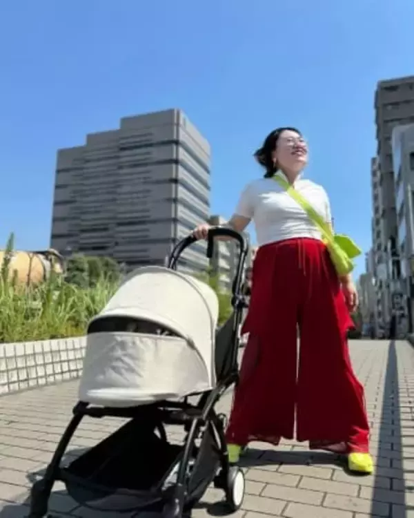 「奥の大きな桃に目が！」バービー、旅行写真公開も〝愛娘のうしろ〟にSNS大盛り上がり「まぁ大きな桃だこと!!」「意図的かしら笑」