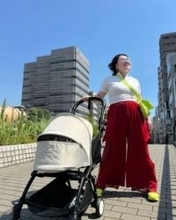 「奥の大きな桃に目が！」バービー、旅行写真公開も〝愛娘のうしろ〟にSNS大盛り上がり「まぁ大きな桃だこと!!」「意図的かしら笑」