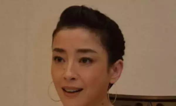 「幸せそう」「仲の良さ伝わる」元V6と〝電撃子連れ再婚〟から7年…身体寄せ合う〝密着お出かけ〟宮沢りえの姿に「良い歳の重ね方」「若返ってる感じ」の声