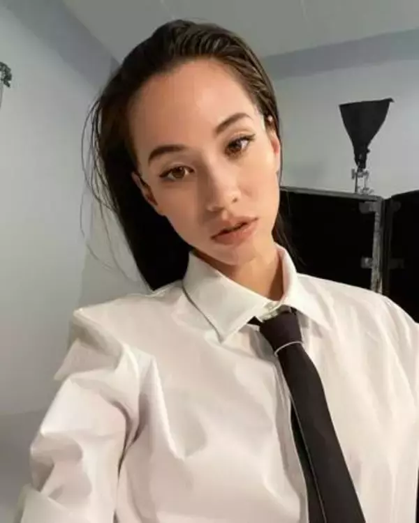 「陸に上がった人魚」「舞い降りる女神」水原希子、神々しい岩場ショットに反響