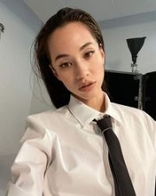 「陸に上がった人魚」「舞い降りる女神」水原希子、神々しい岩場ショットに反響